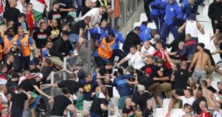 İzlanda ve Macaristan Taraftarları Stadyumda Birbirine Girdi