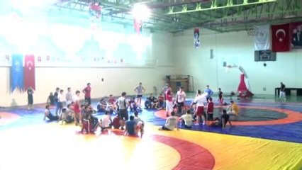 Yıldız Grekoromenciler, Kampa Girdi