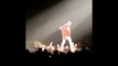Justin Bieber cae en un agujero durante concierto - Justin Bieber Falls in Hole on Stage (VIDEO)