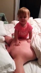 Babasını uyandırmaya çalışan sevimli kız çocuğu