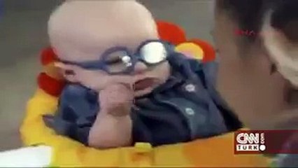 Özel bir gözlükle annesini ilk kez gören bebek