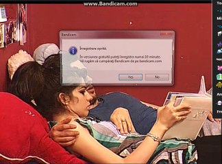Adri si Vali in pat se uita la fotografii. 18.06.2016 mpfm 5
