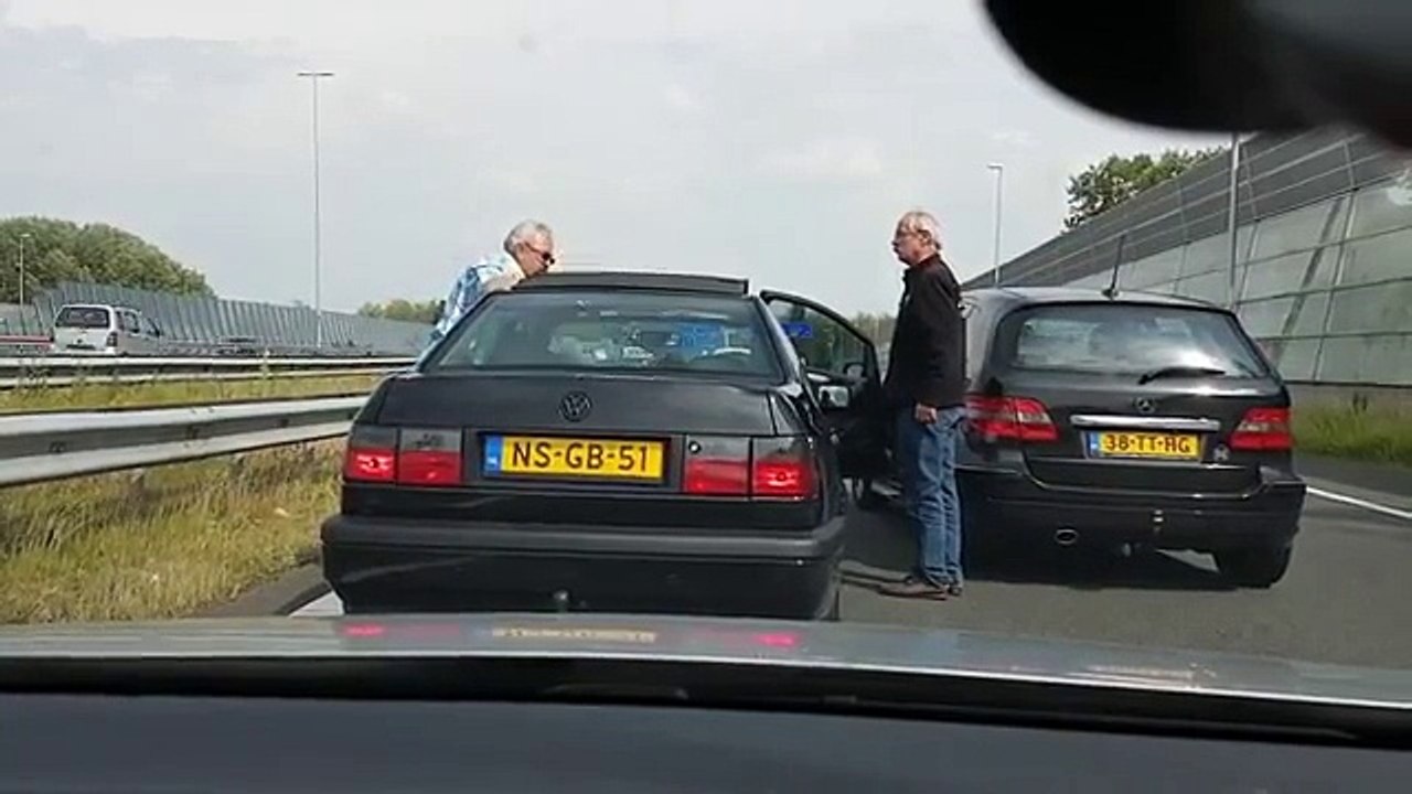 Un papy se vénère pendant un road rage