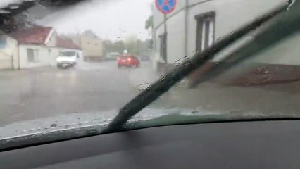 Regardez ce qu'il se passe quand cet homme ouvre sa fenêtre alors qu'il y a une innondation