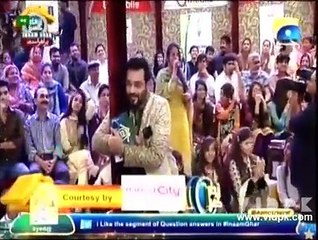 See What Aamir Liaqat Did When A Women Sings Song For Her Husband