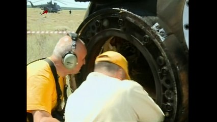 Tải video: Astronautas aterrissam no Cazaquistão após 6 meses no espaço