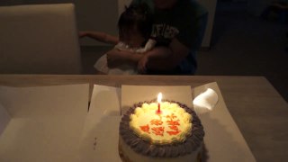 29周岁大生日，22个月的溪溪陪爸爸吹蜡烛