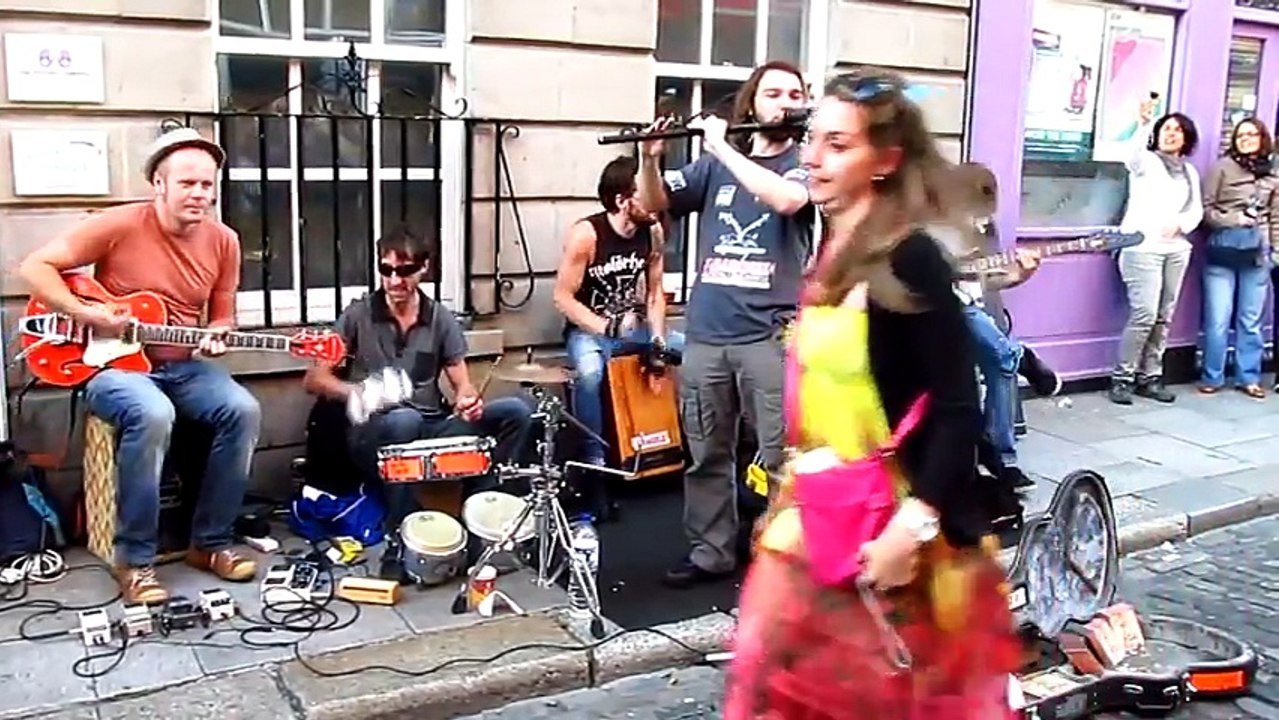 Sorprendente banda callejera en las calles