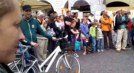 Pengamen kreatif ...... Penontonya pada tepuk tangan.