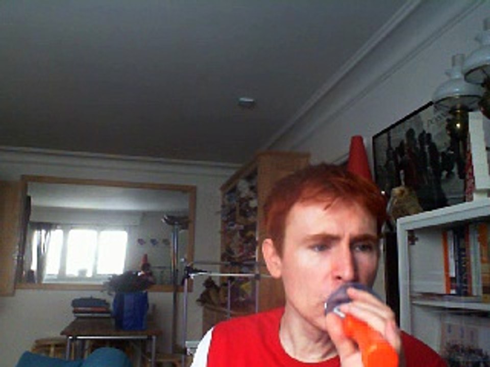 Wiwi égratigne "l'homme en rouge" de Michel Polnareff