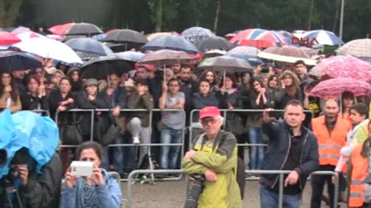 Grup Yorum Almanya'da Yağmur Altında Konser Verdi