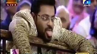 See How Amir Liaqat Is Doing Foolish Acts In His Show
