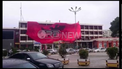 Shqipëri - Rumani, në Fier shpaloset flamuri gjigant në mbështetje të kombëtares