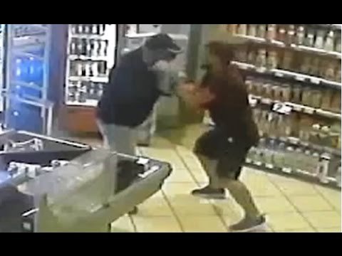 Napoli - Poliziotto-eroe sventa rapina in supermercato (18.06.16)