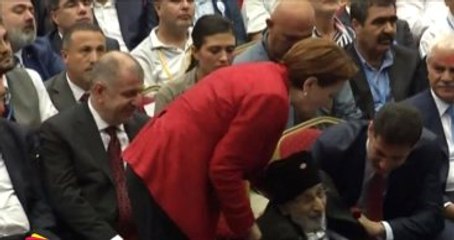 MHP Kurultayında İlginç Anlar! Yaşlı Gazi Akşener'in Önüne Oturdu