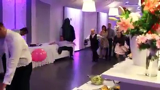 Explose un ballon gonflable, ce jeu qui fait perdre la tête durant un mariage
