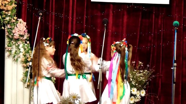 Це моя Україна , Веселий танок дівчат .