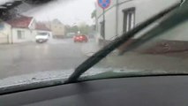 Il ouvre sa fenêtre de voiture en pleine inondations ! Fail