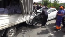 Beykoz'da Komyonet ile Otomobil Kafa Kafaya Çarpıştı 4 Kişi Yaralandı....
