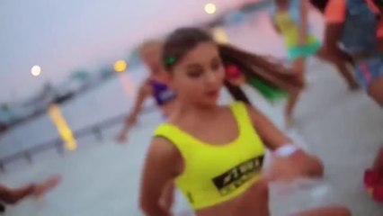 Красотки отжигают под ламбаду. Наши тоже могут удивлять