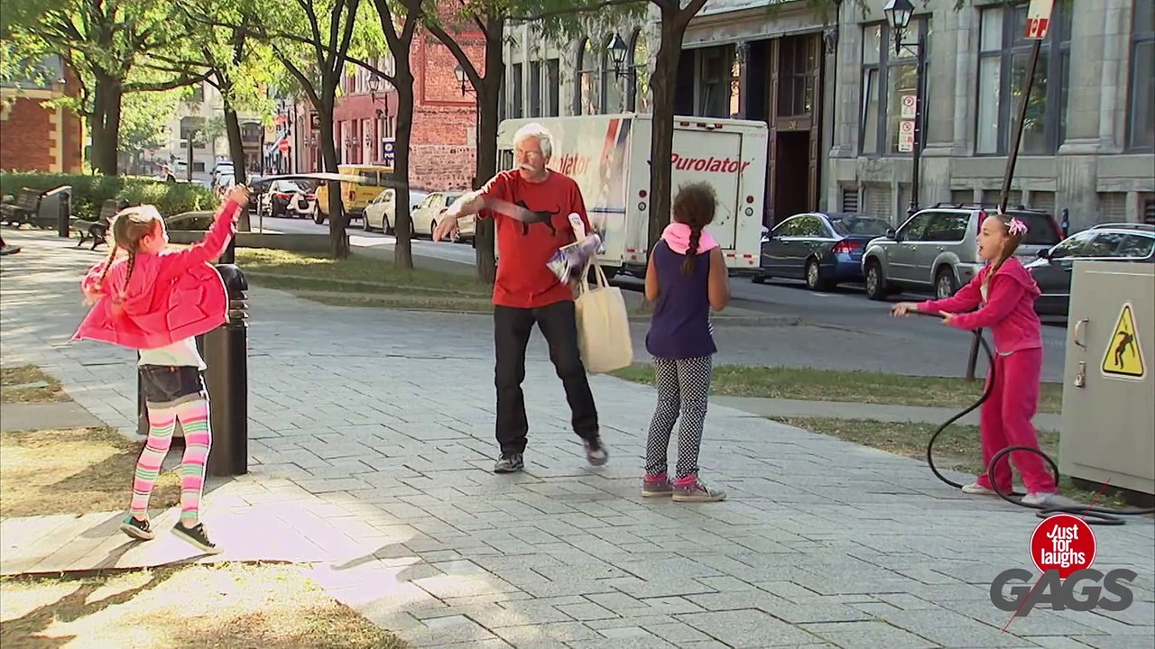 Kids Skip Rope With Electric Cables !