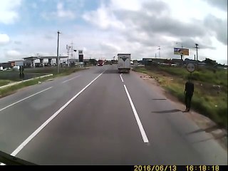 Shocking Video A taxi driver trying to commit suicide hitting a truck