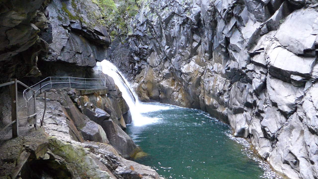Rofflaschlucht mit wasserfall (graubünden / schweiz)