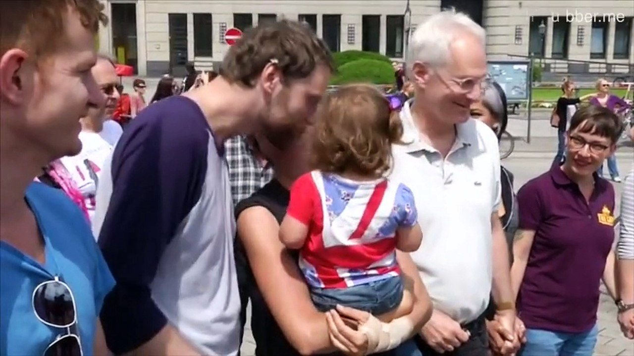 Küsskette in Berlin gegen ein BREXIT - Schlimmer geht immer!