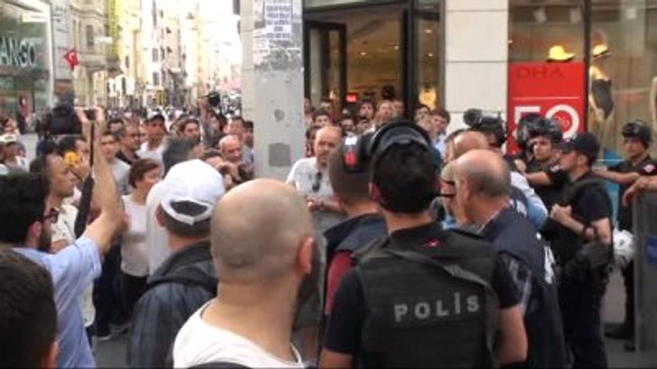 İstiklal Caddesi'nde Allahuekber Diyerek Saldırmak İstedi