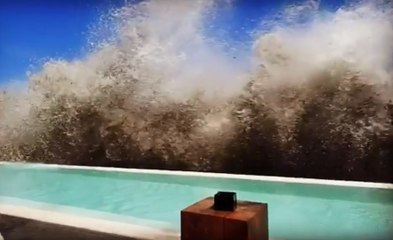 Bali une grosse vague s’abat subitement sur la piscine d’un bar.
