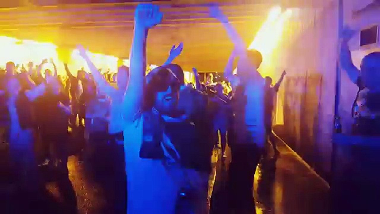 Euro 2016 un policier chante avec les supporters irlandais