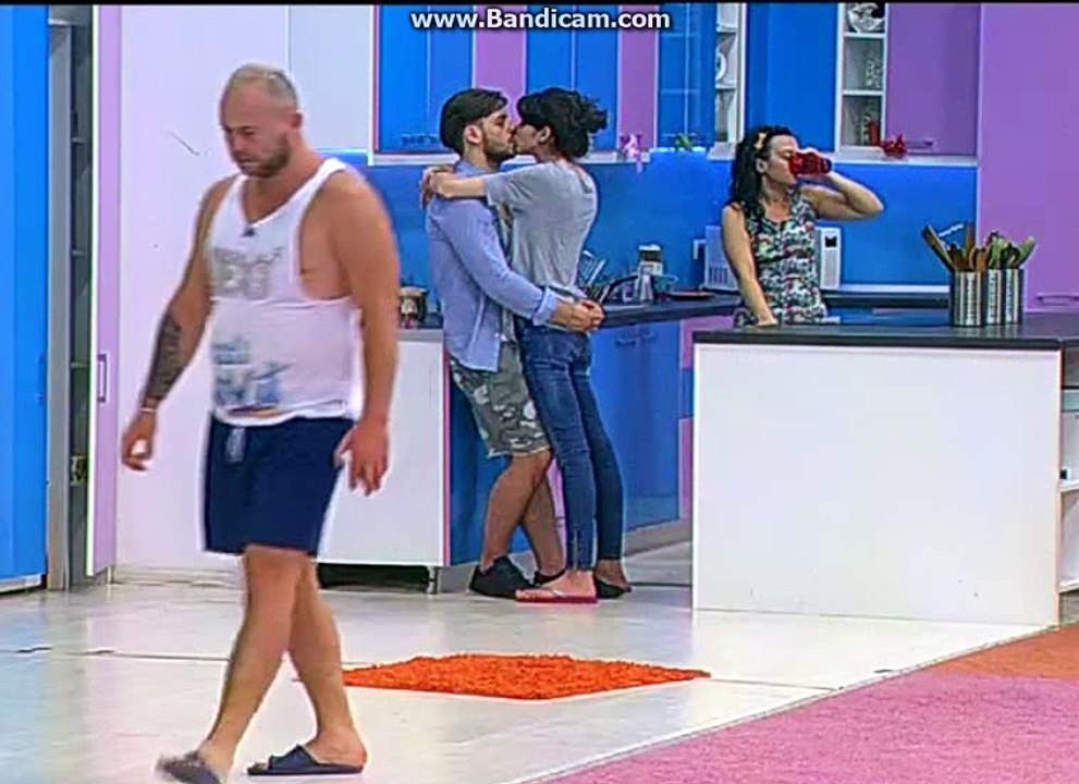 Adriana si Valentin pupici si imbratisari inainte de plecarea lui Vali  20.06.2016 mpfm 5