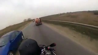 Motociclista tenta ultrapassagem e se dá mal em estrada russa