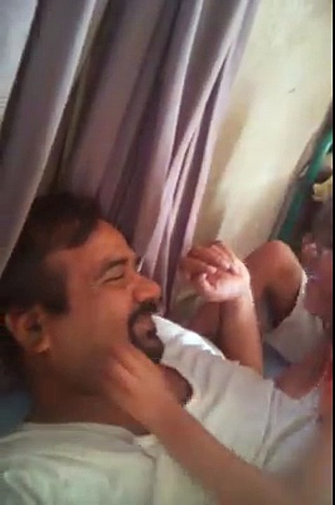 باپ کے دن , بچوں نے باپ کا کیا حال کردیا, کتنے پیارے پاپا ہیں, بول بول کر, جیسے کوئی بڑا بچوں کا حال کرتا ہیے, گال کھنچ