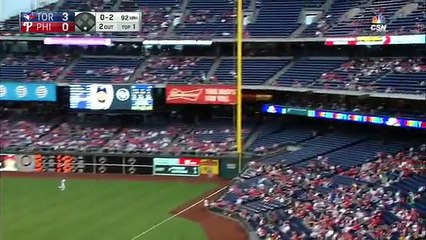 Fan grabs foul ball while holding his child -