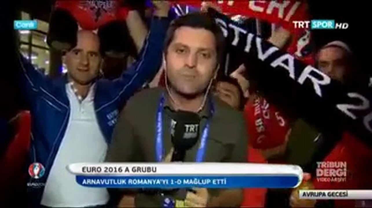 Shqiptarët veshin KUQ E ZI turkun gjate transmetimit direkt