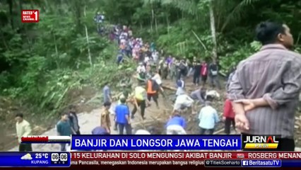 Gotong Royong Bersihkan Longsor dengan Alat Seadanya