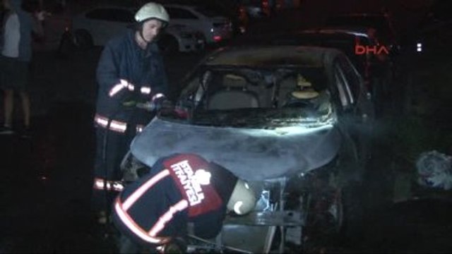 Dha İstanbul - Eyüp'te 2 Otomobil Kundaklandı