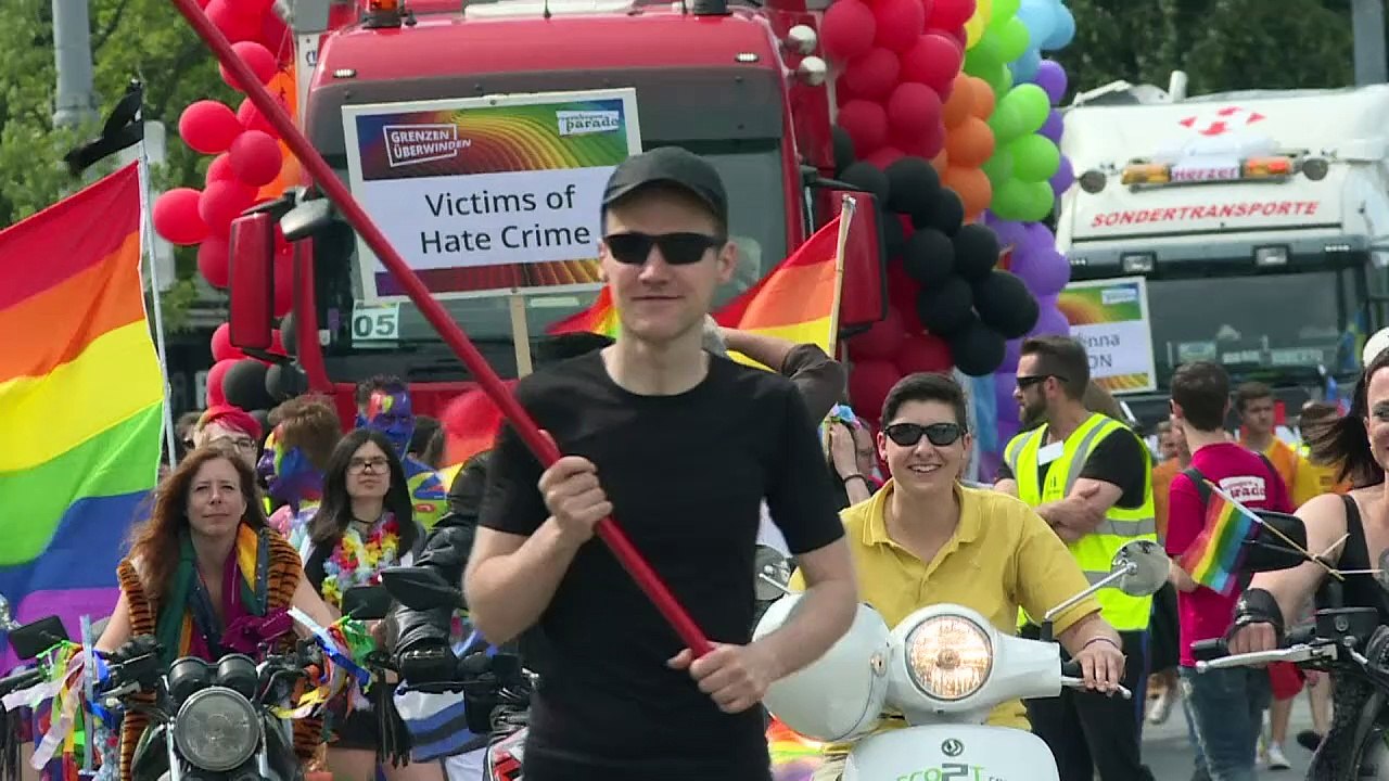 Hunderttausende gedenken bei Gay Pride der Opfer von Orlando