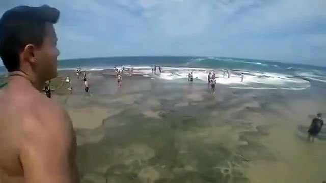 Внезапная 8-метровая волна накрыла пляж Сиднея