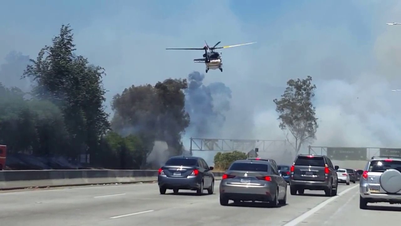 Incendie sur l'autoroute à Los Angeles : intervention en hélicoptère des pompiers