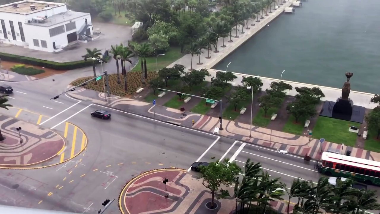 Des meubles de terrasse s'envolent en pleine tempête à Miami