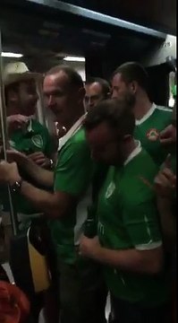 Ces supporters Irlandais chantent une berceuse à un bébé dans le métro à Bordeaux