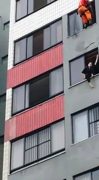 Sauvée d'un suicide par un coup de pied dans la tête par un pompier en Chine