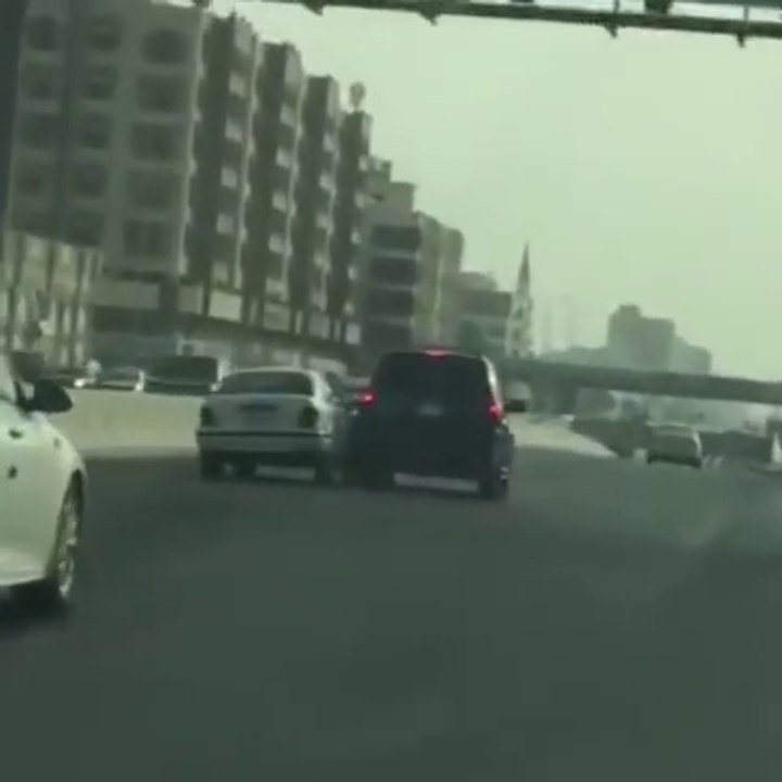 Ce conducteur énervé finit par se faire rouler dessus en Arabie Saoudite ! Road Rage