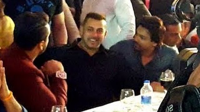 (FULL INSIDE VIDEO) Salman Khan Enjoying At Baba Siddiqui Iftar Party 2016