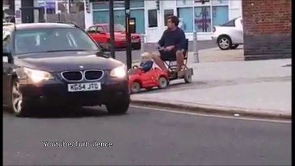 Cet enfant ramène son père ivre dans sa voiture miniature