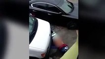 Homme fait l'amour avec une roue de voiture