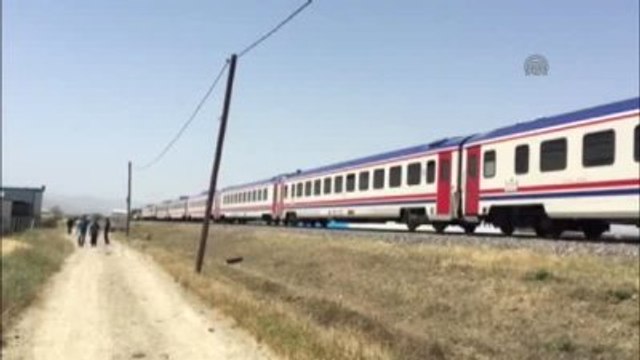 Tren Hemzemin Geçitte Minibüse Çarptı: 7 Ölü