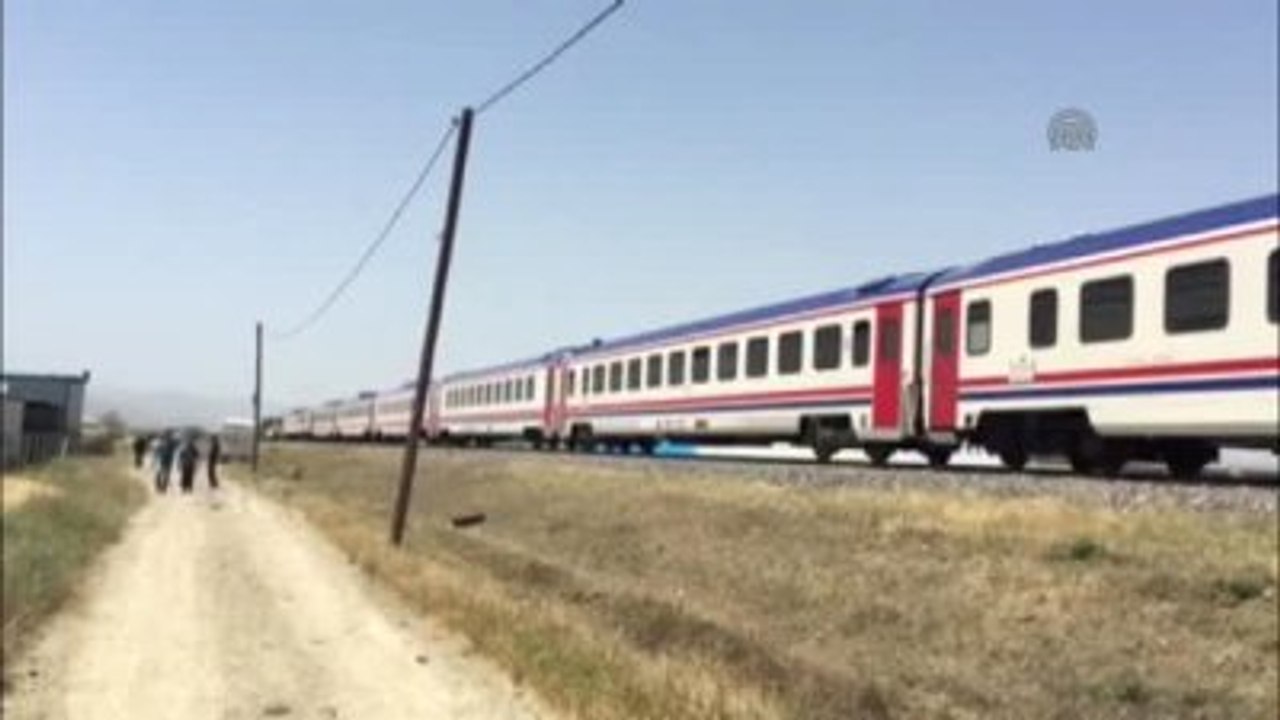 Tren Hemzemin Geçitte Minibüse Çarptı: 7 Ölü